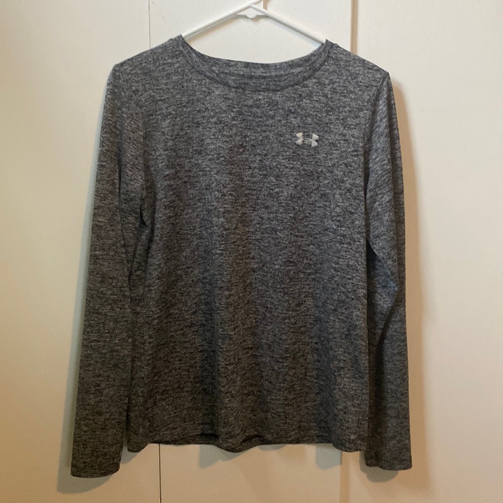 Long sleeve Under armor, women’s top, dry-fit material, loose fitting.